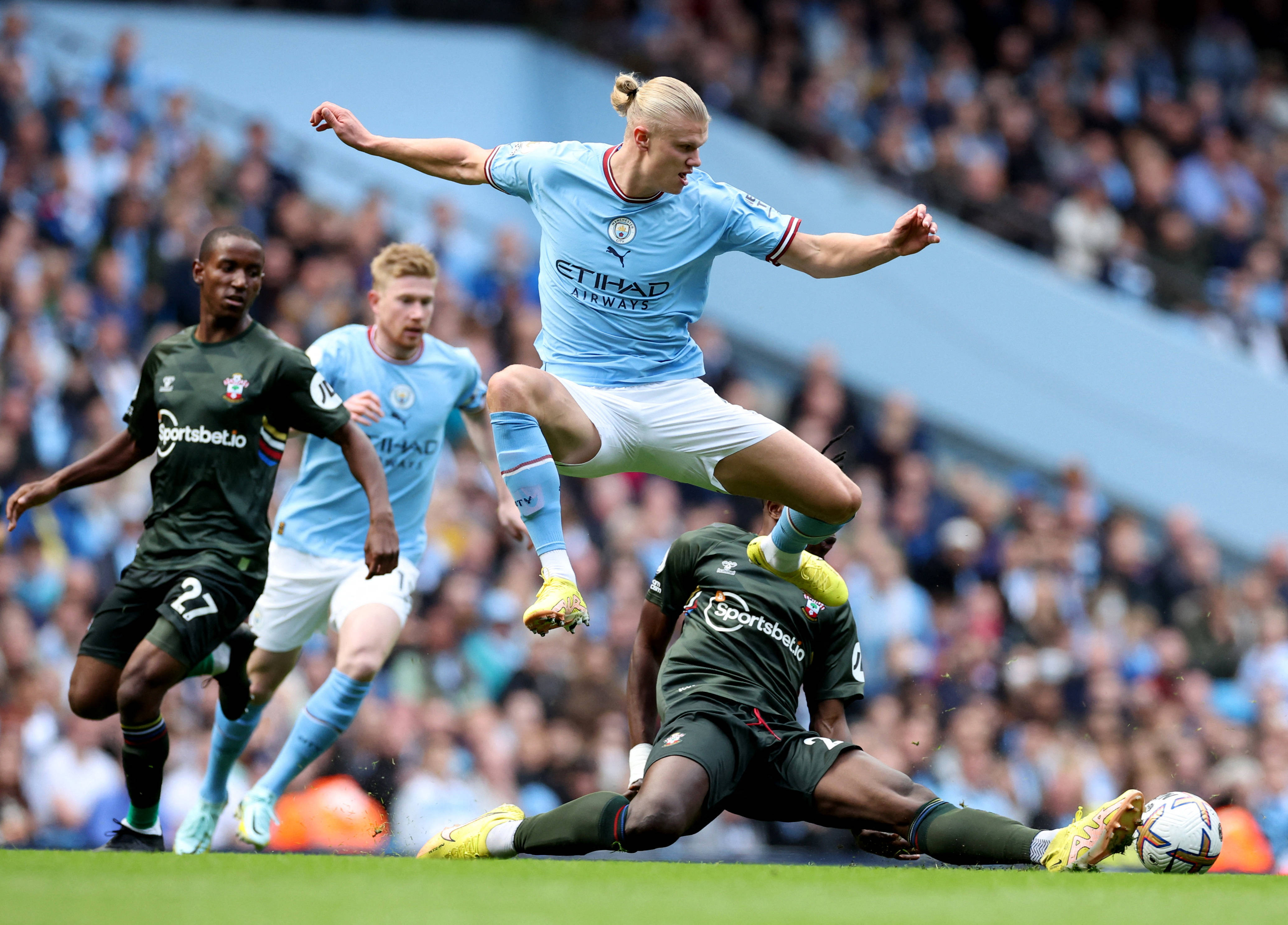 关于欧冠赛程吃紧，比利亚雷亚尔今夜造点机会，管理层满意，赛季目标并未改变的信息